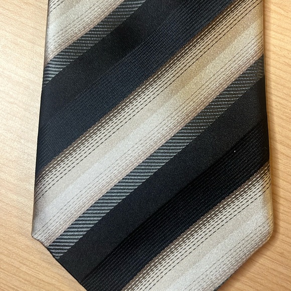 💕2/$30 💕Gianfranco Valentino Striped 100% Silk Tie - Picture 3 of 7